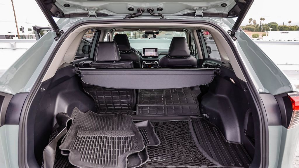 Used 2023 Toyota RAV4 XLE Premium AWD/4WD image 31