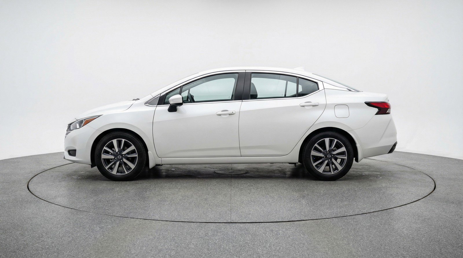 Used 2025 Nissan Versa SV image 5