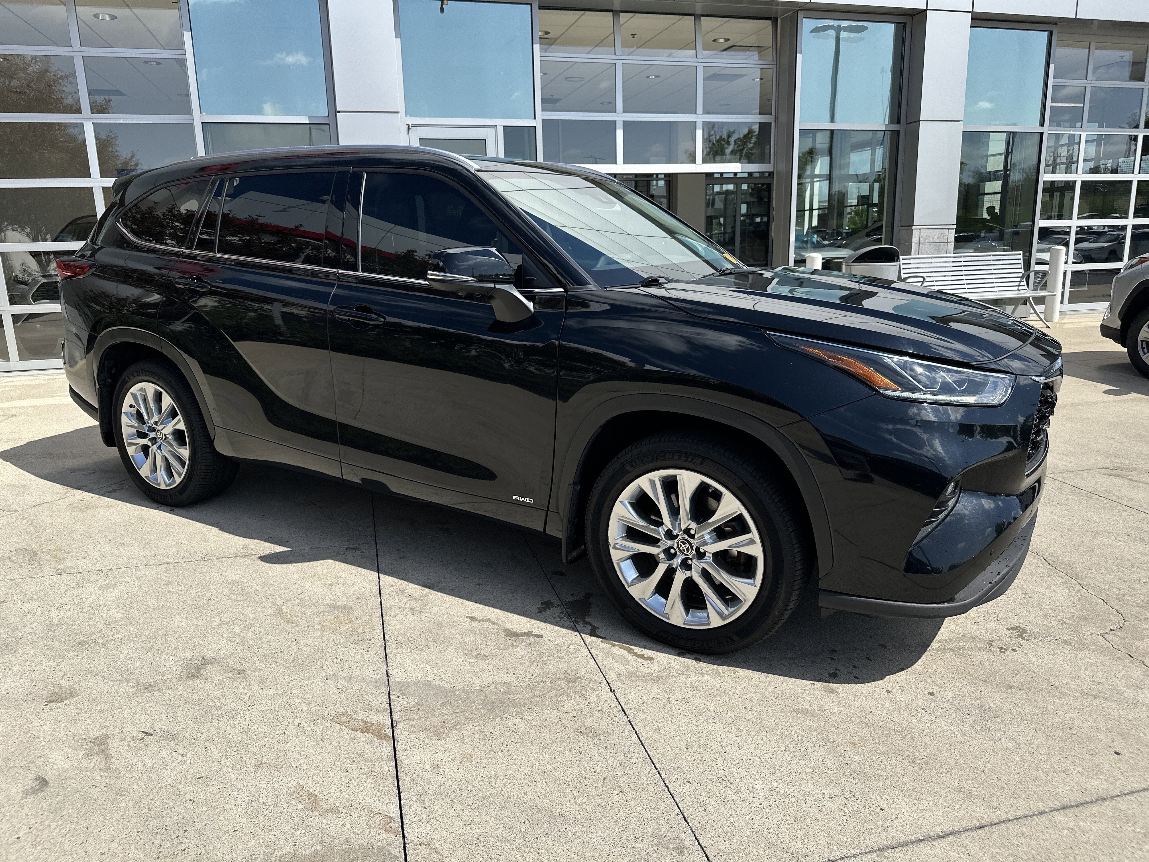 Used 2023 Toyota Highlander Limited AWD/4WD image 2