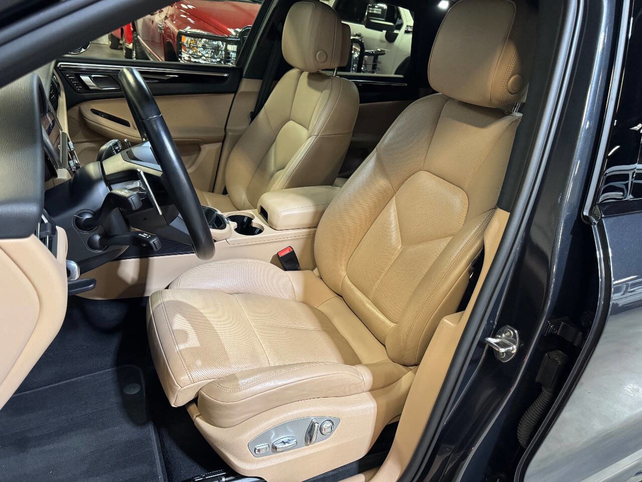 Used 2024 Porsche Macan w/ Premium Plus Package image 9