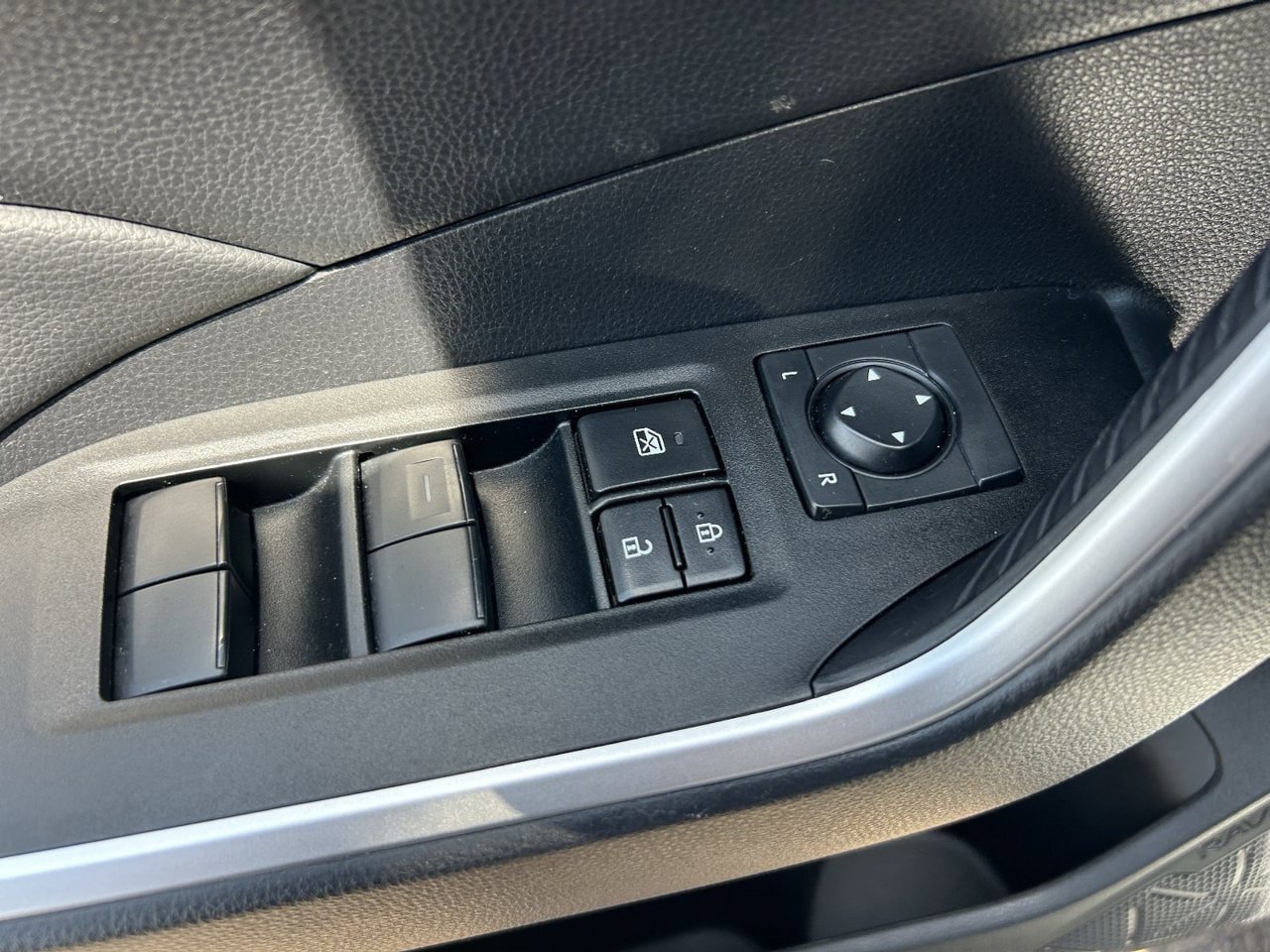 Used 2025 Toyota RAV4 LE AWD/4WD image 30