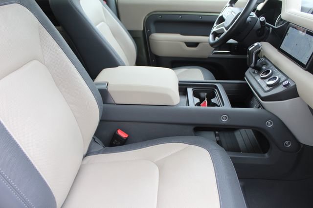 Used 2023 Land Rover Defender 90 X-Dynamic SE image 3