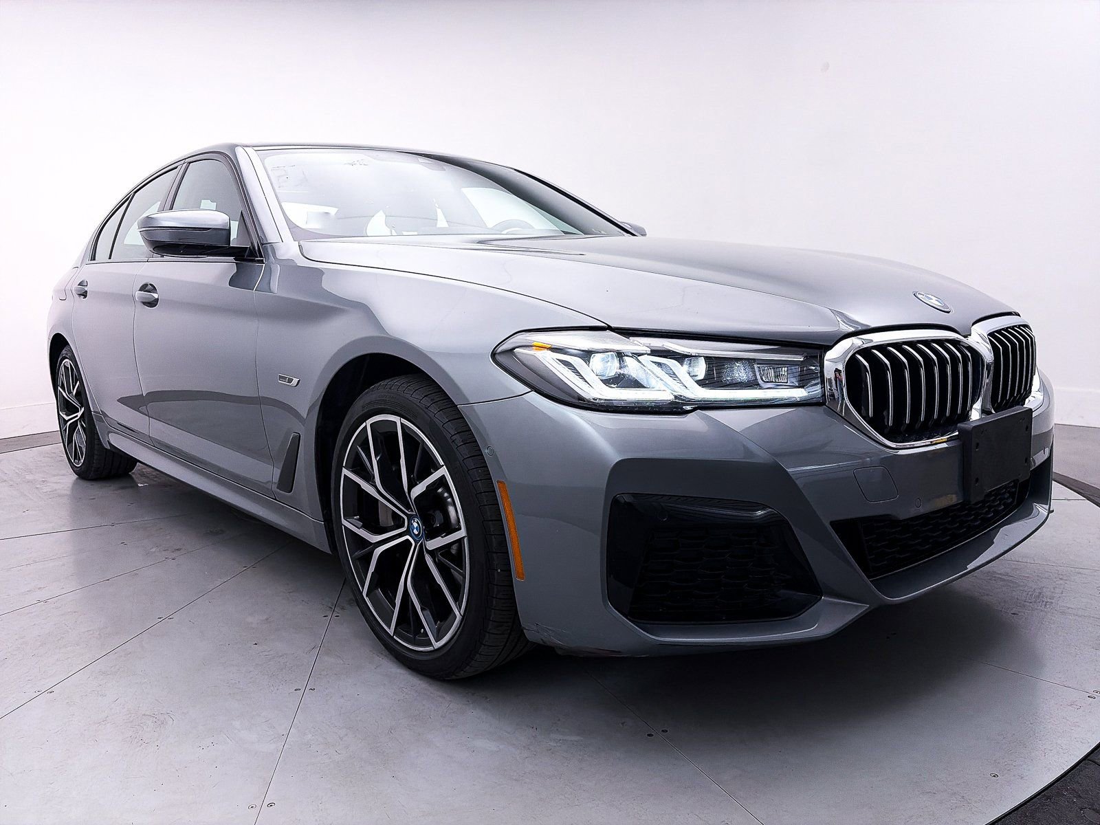 Used 2023 BMW 530e w/ M Sport Package image 9