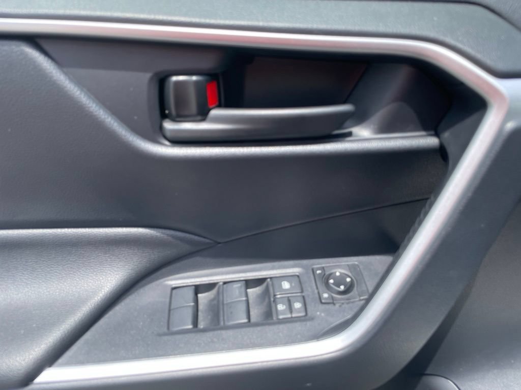 Used 2025 Toyota RAV4 LE AWD/4WD image 17