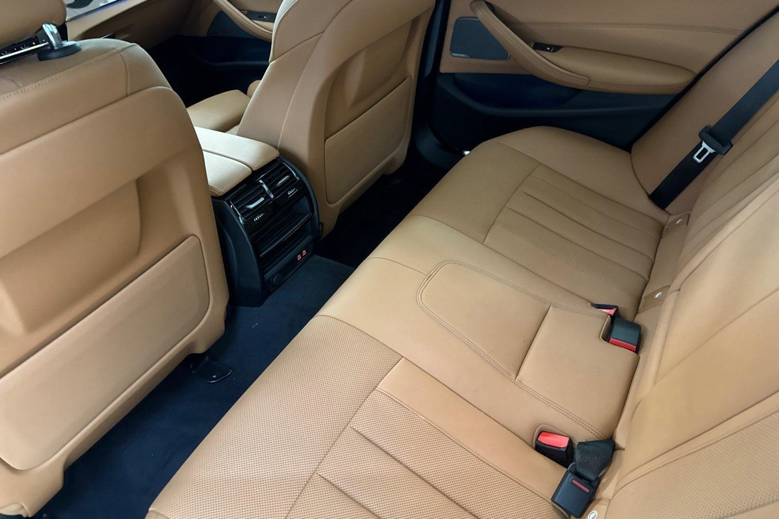 Used 2023 BMW 530e w/ Premium Package image 28