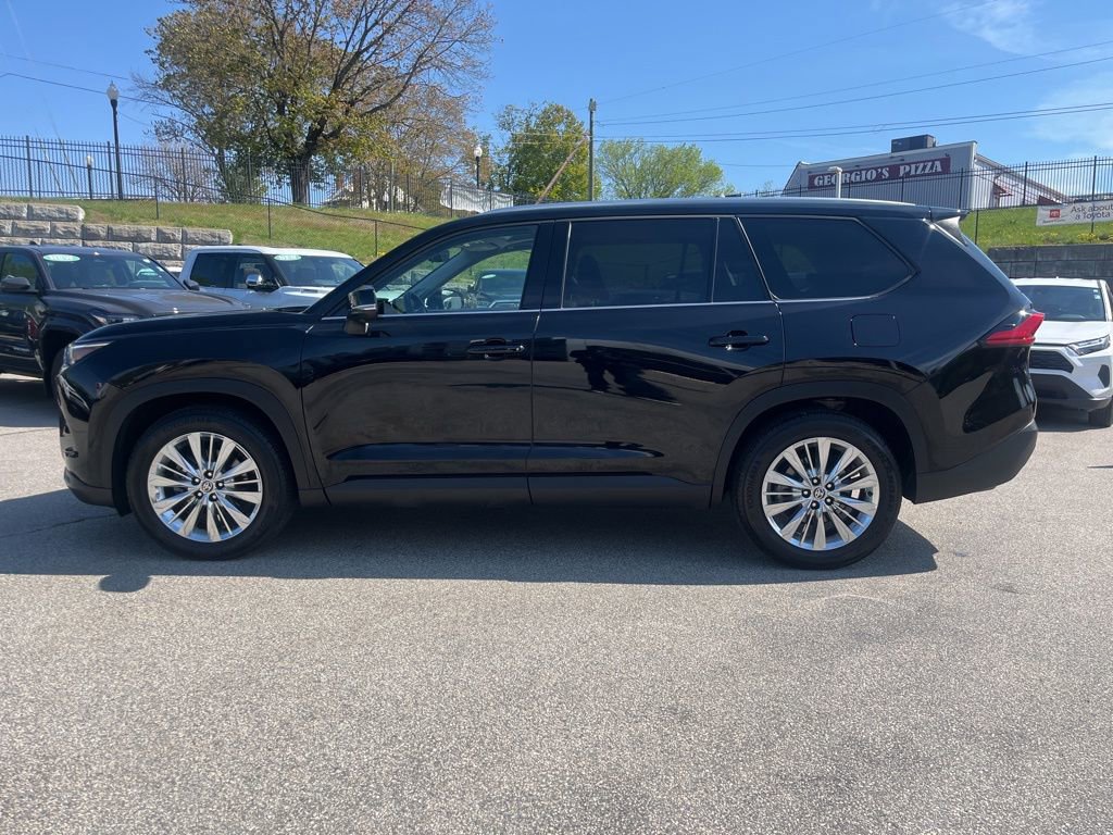 Used 2024 Toyota Grand Highlander AWD image 3