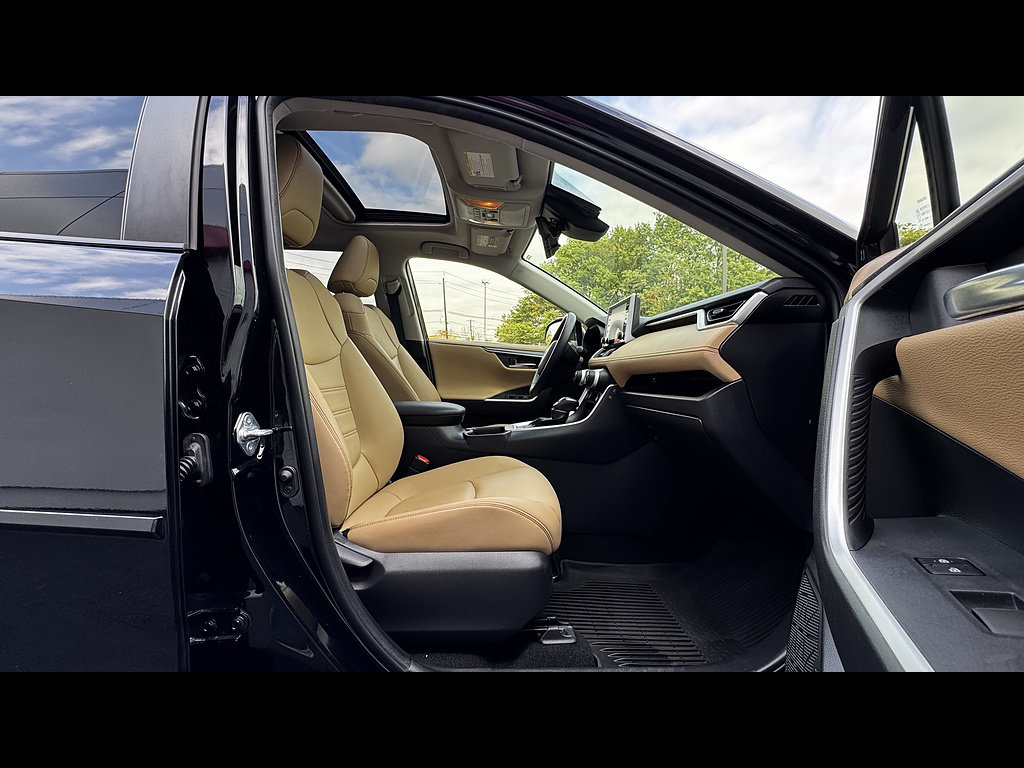 Used 2019 Toyota RAV4 Limited w/ Carpet Mat Package AWD/4WD image 29