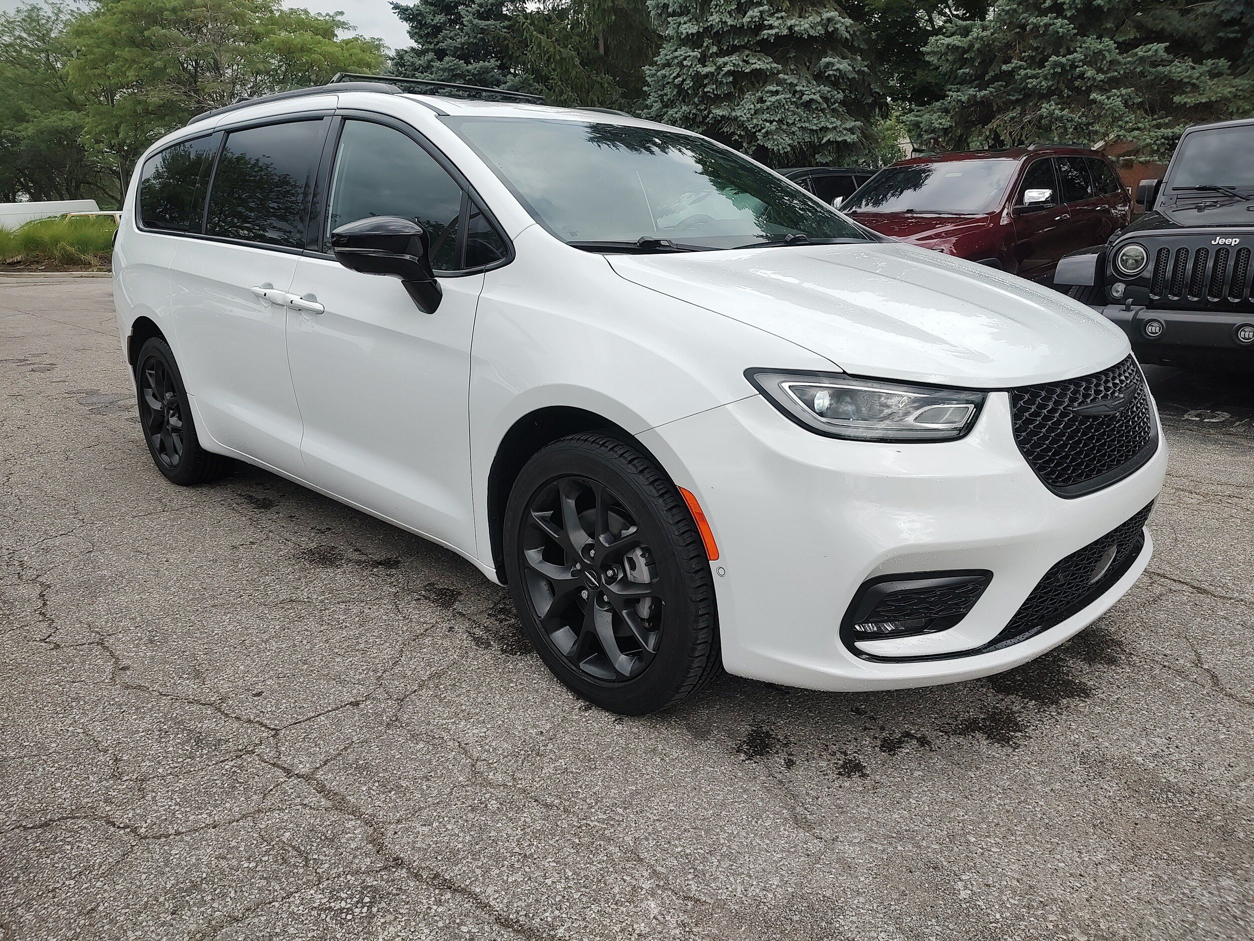 Certified 2023 Chrysler Pacifica Limited w/ Uconnect Theater Family Group