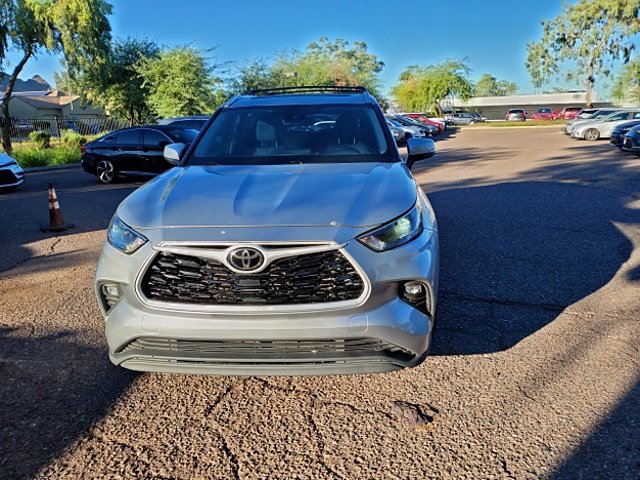 Used 2022 Toyota Highlander XLE FWD image 3