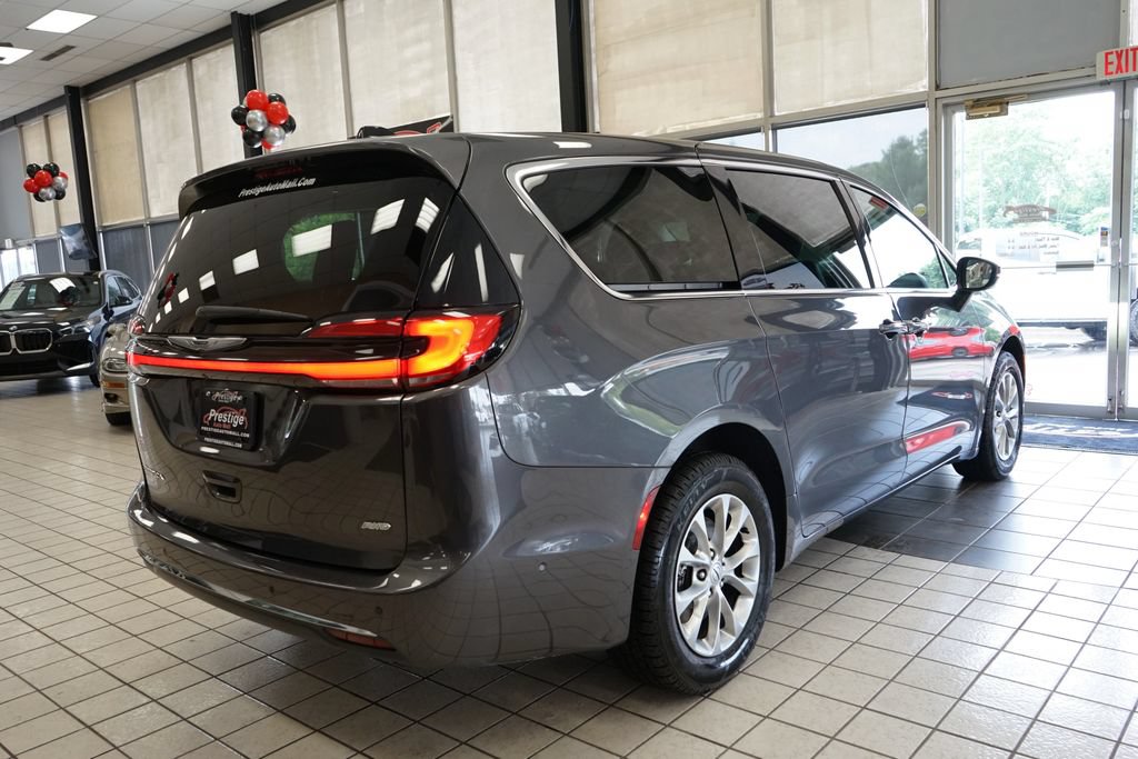 Used 2023 Chrysler Pacifica Touring-L AWD/4WD image 17