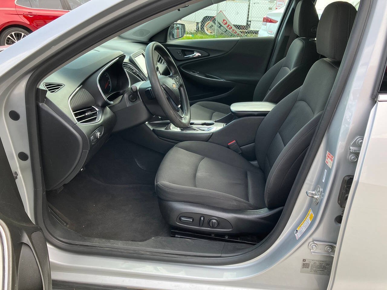 Used 2018 Chevrolet Malibu LT FWD image 3