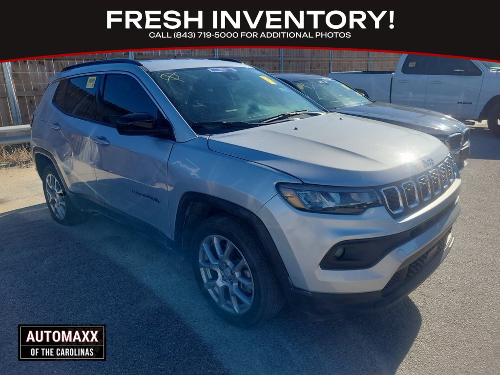 Used 2024 Jeep Compass Latitude image 1