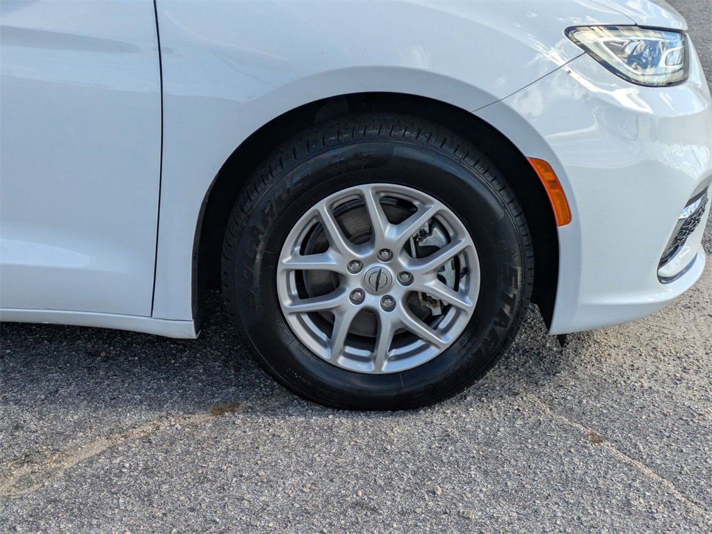 Used 2024 Chrysler Pacifica Touring-L image 11