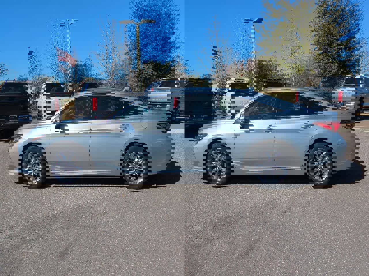 Certified 2021 Toyota Avalon XLE w/ Moonroof Package image 3