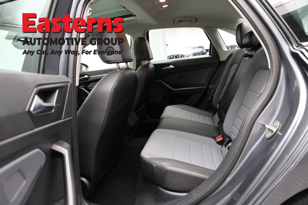 Used 2025 Volkswagen Jetta SE FWD image 21