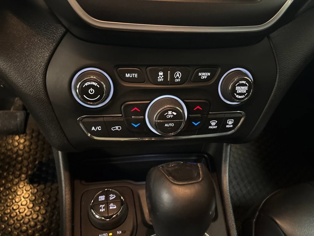 Used 2020 Jeep Cherokee Trailhawk w/ Cold Weather Group AWD/4WD image 19