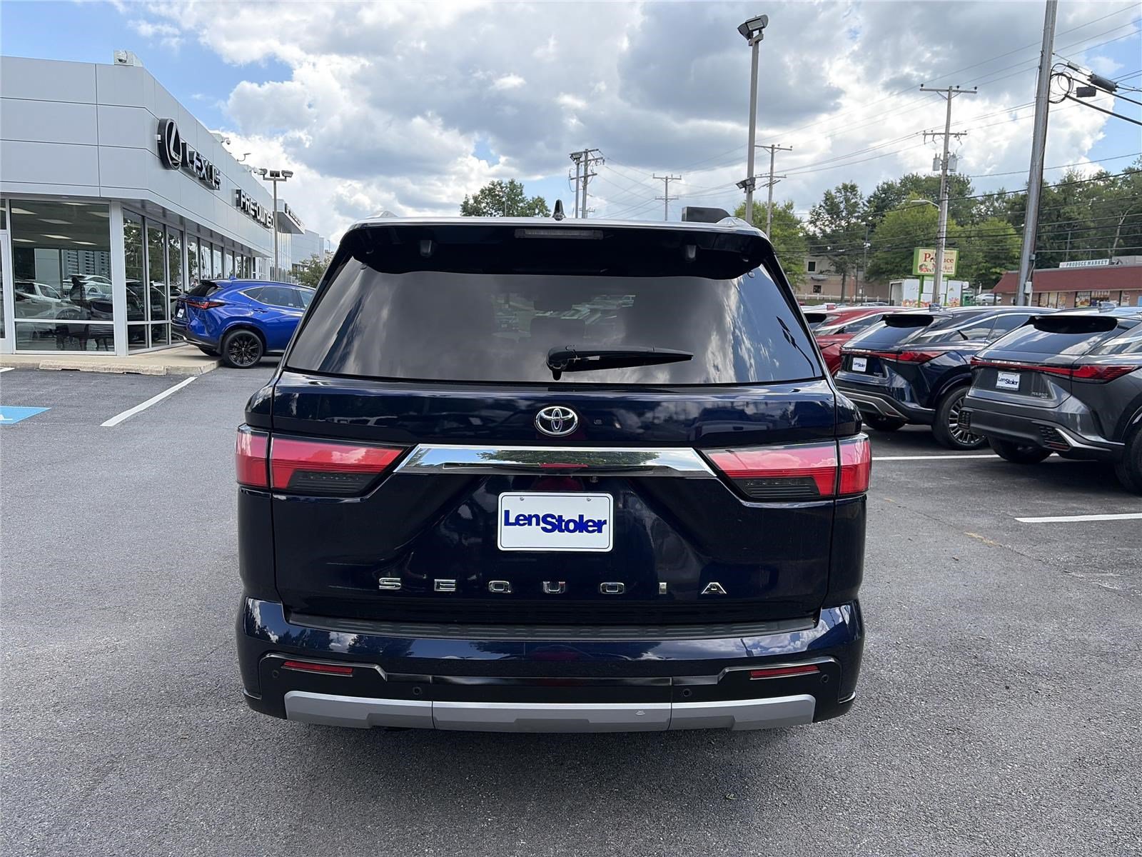 Used 2023 Toyota Sequoia Limited w/ Tow Technology Package AWD/4WD image 4