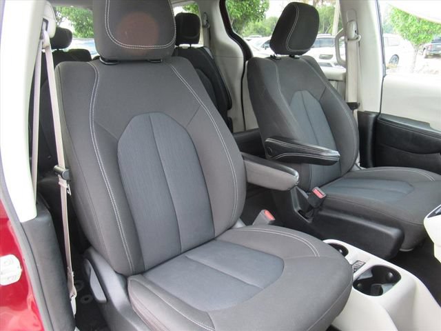 Certified 2023 Chrysler Voyager LX FWD image 9