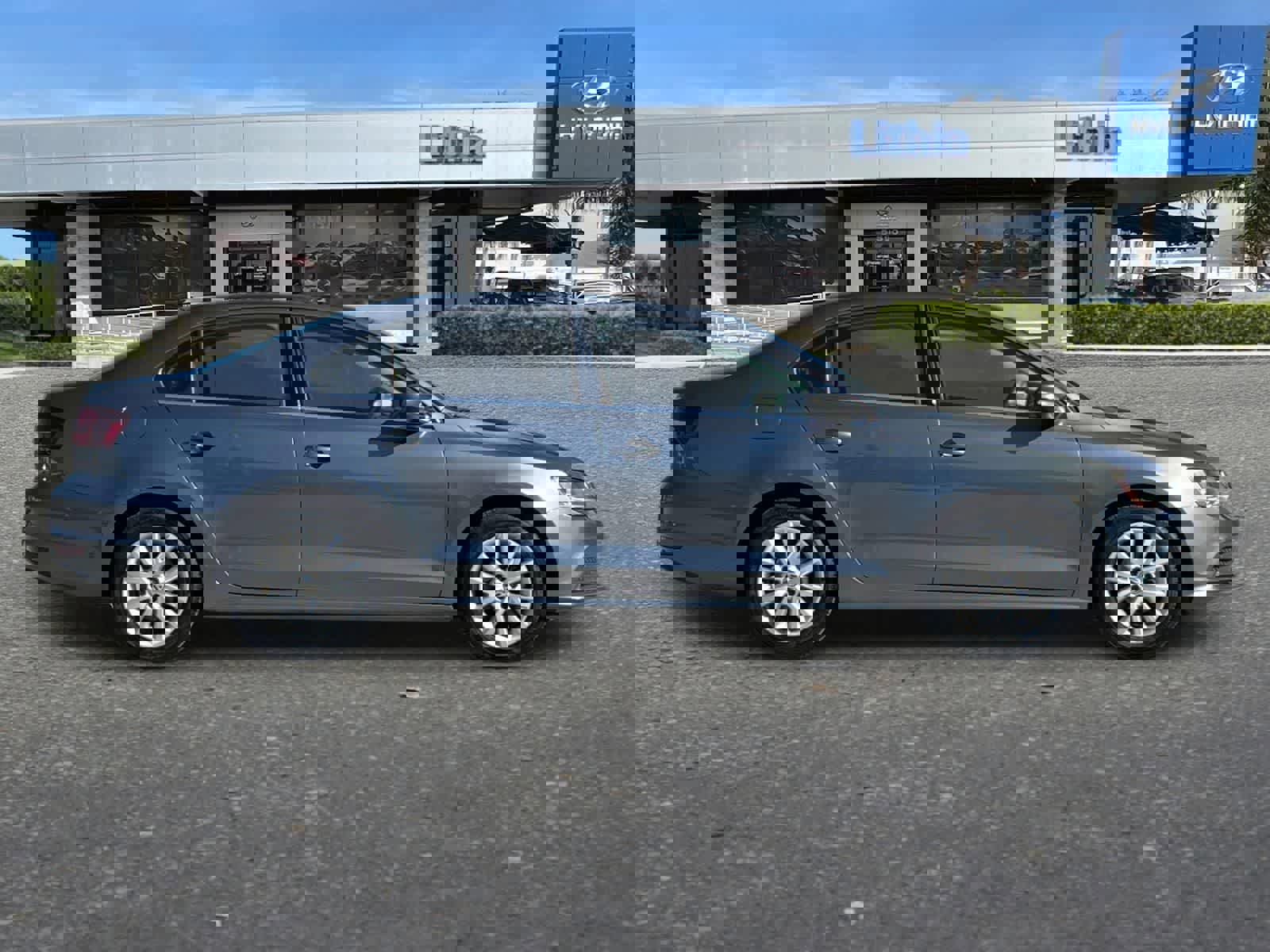 Used 2017 Volkswagen Jetta SE image 9