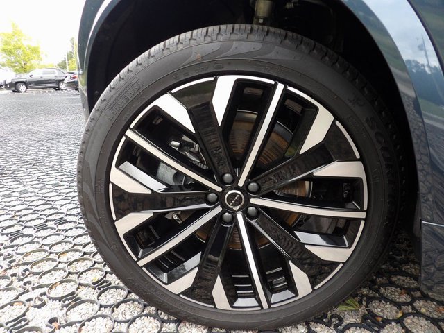 Certified 2025 Volvo XC90 B6 Plus image 29