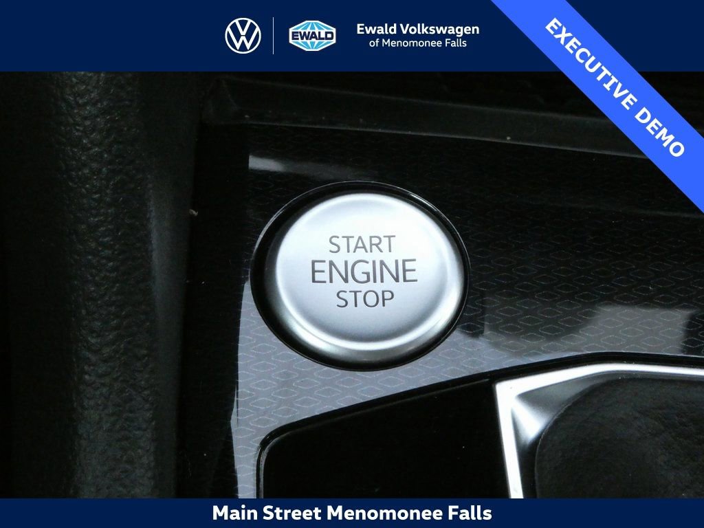 Certified 2025 Volkswagen Taos SE image 9