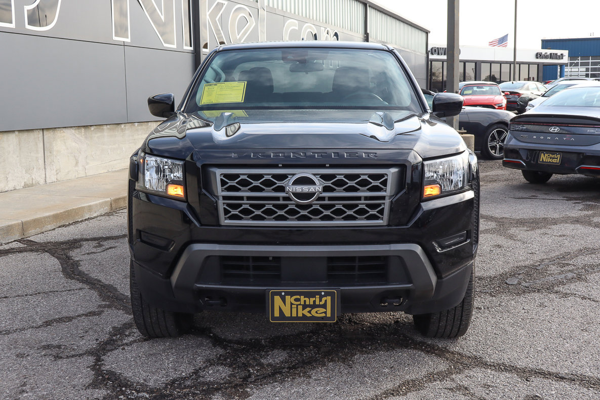 Used 2024 Nissan Frontier SV image 2