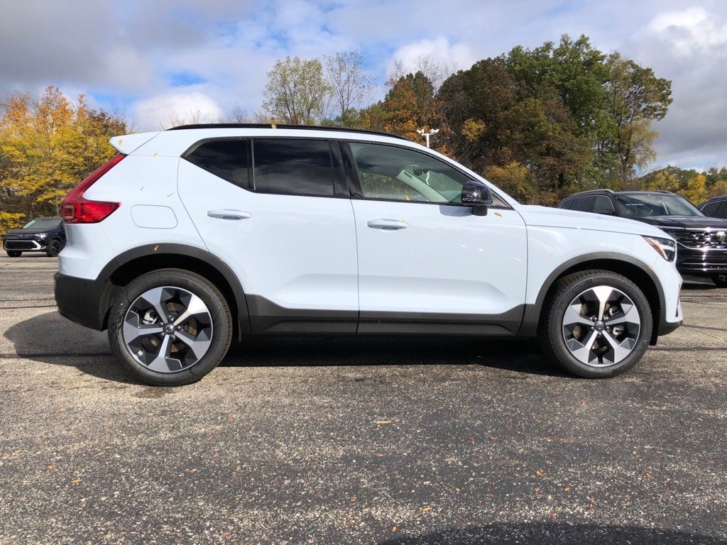 New 2026 Volvo XC40 B5 Plus w/ Protection Package Premier AWD/4WD image 8
