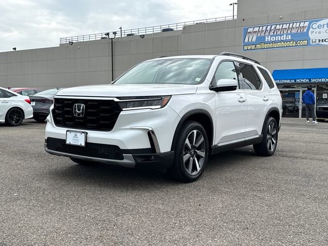 Used 2025 Honda Pilot Touring image 1