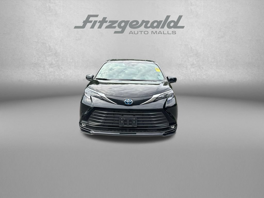 Used 2025 Toyota Sienna XLE FWD image 2