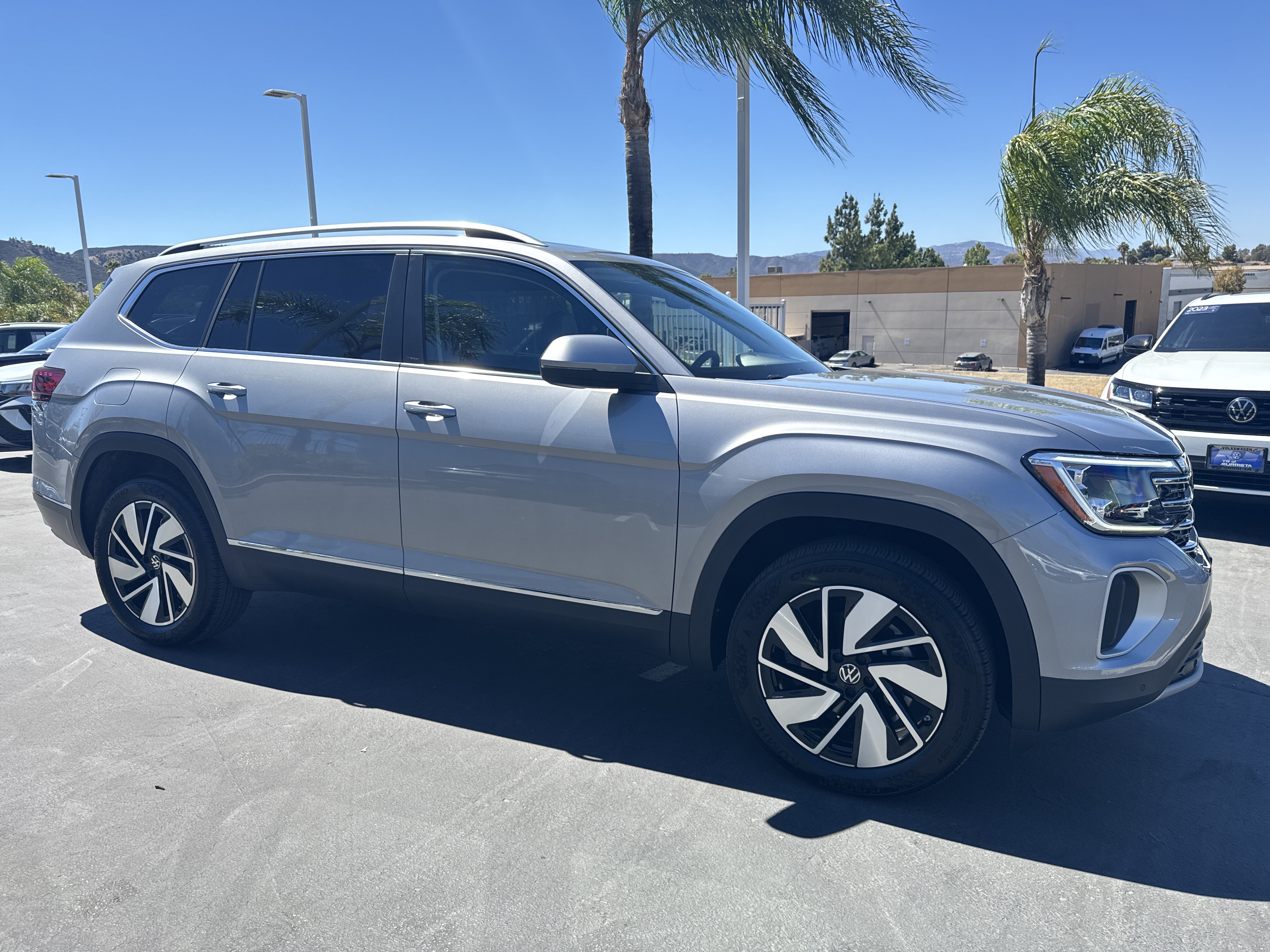 Used 2025 Volkswagen Atlas SEL AWD/4WD image 2