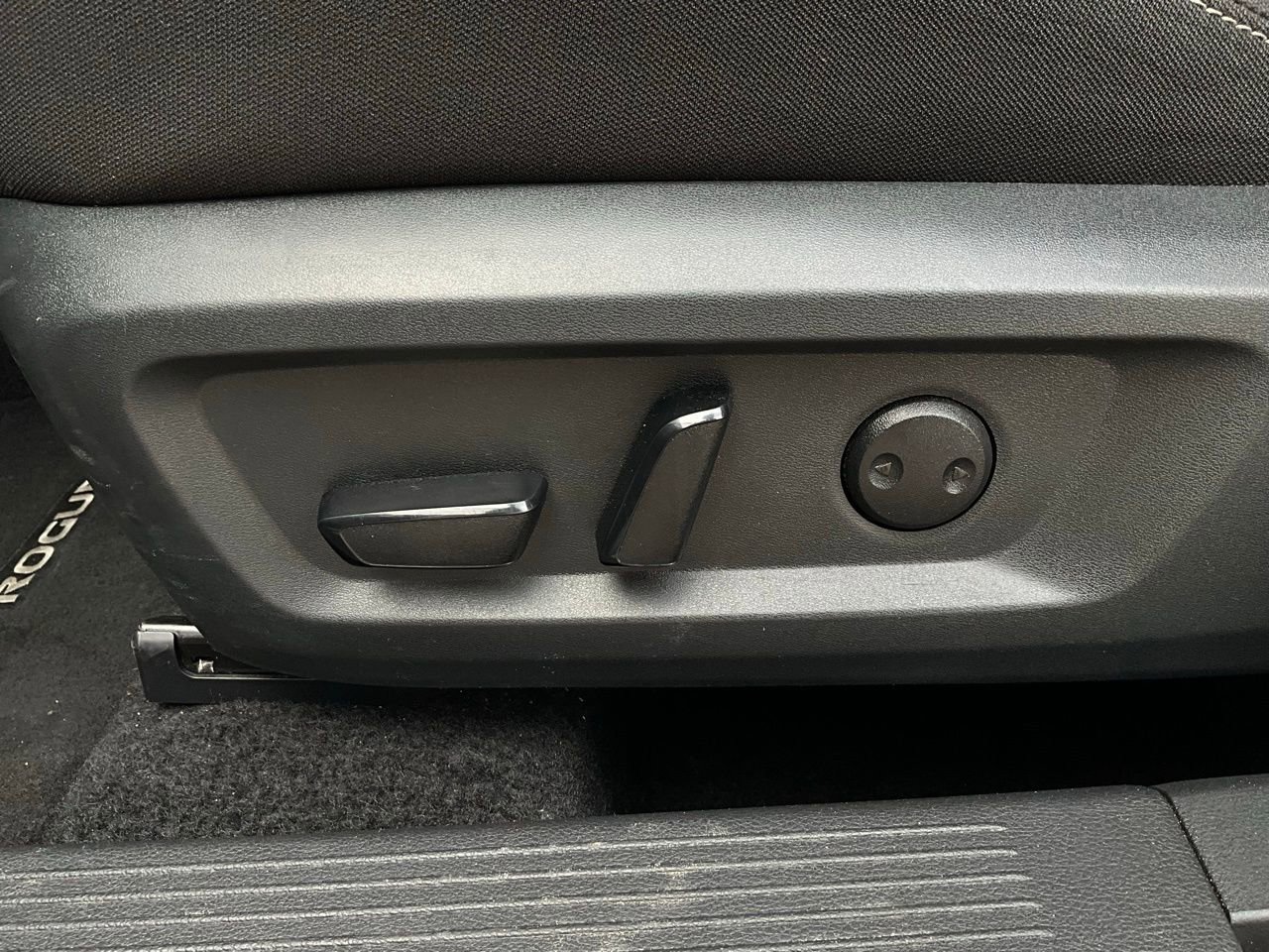 Used 2025 Nissan Rogue SV image 11