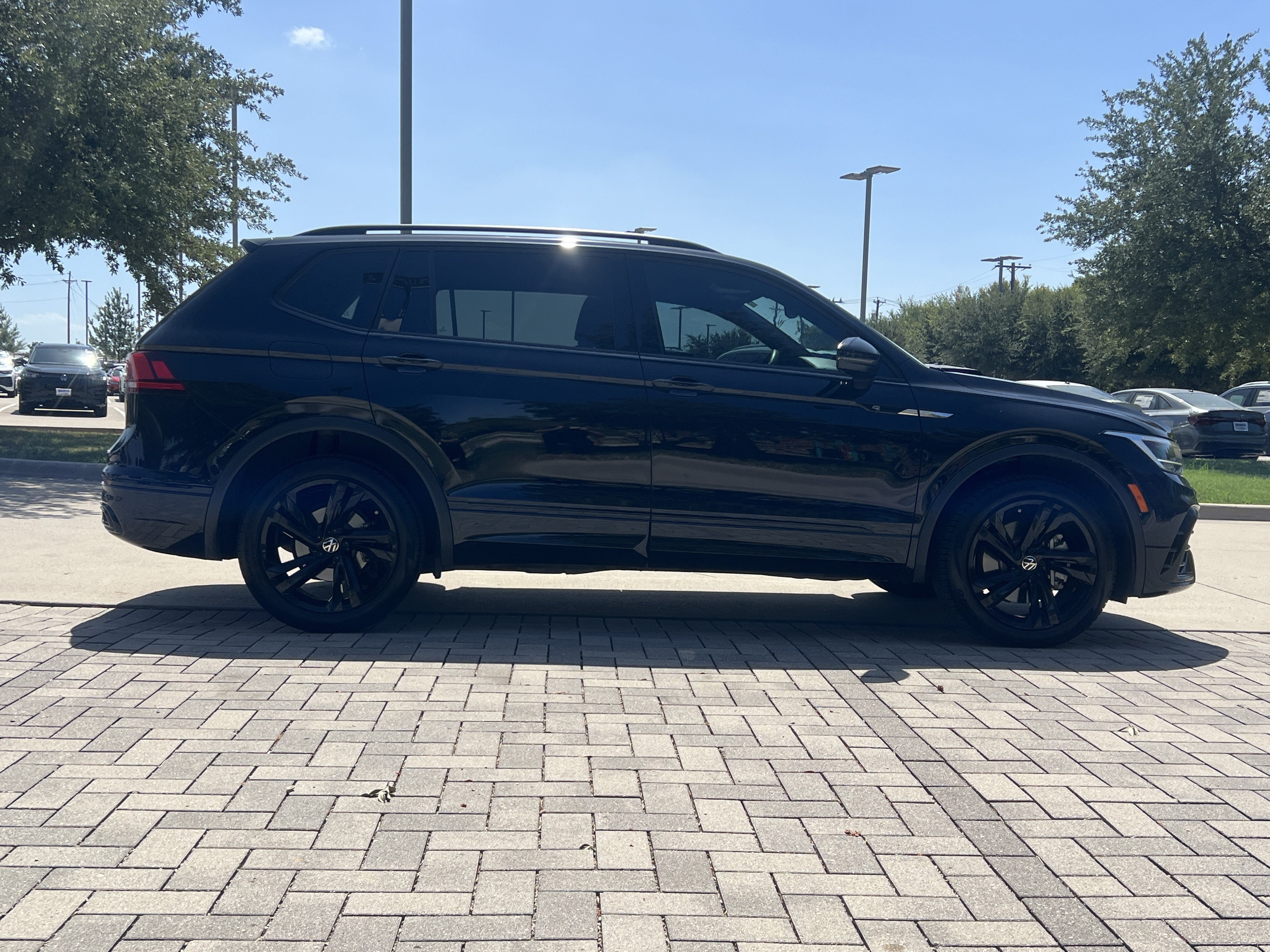 Used 2023 Volkswagen Tiguan SE R-Line FWD image 10