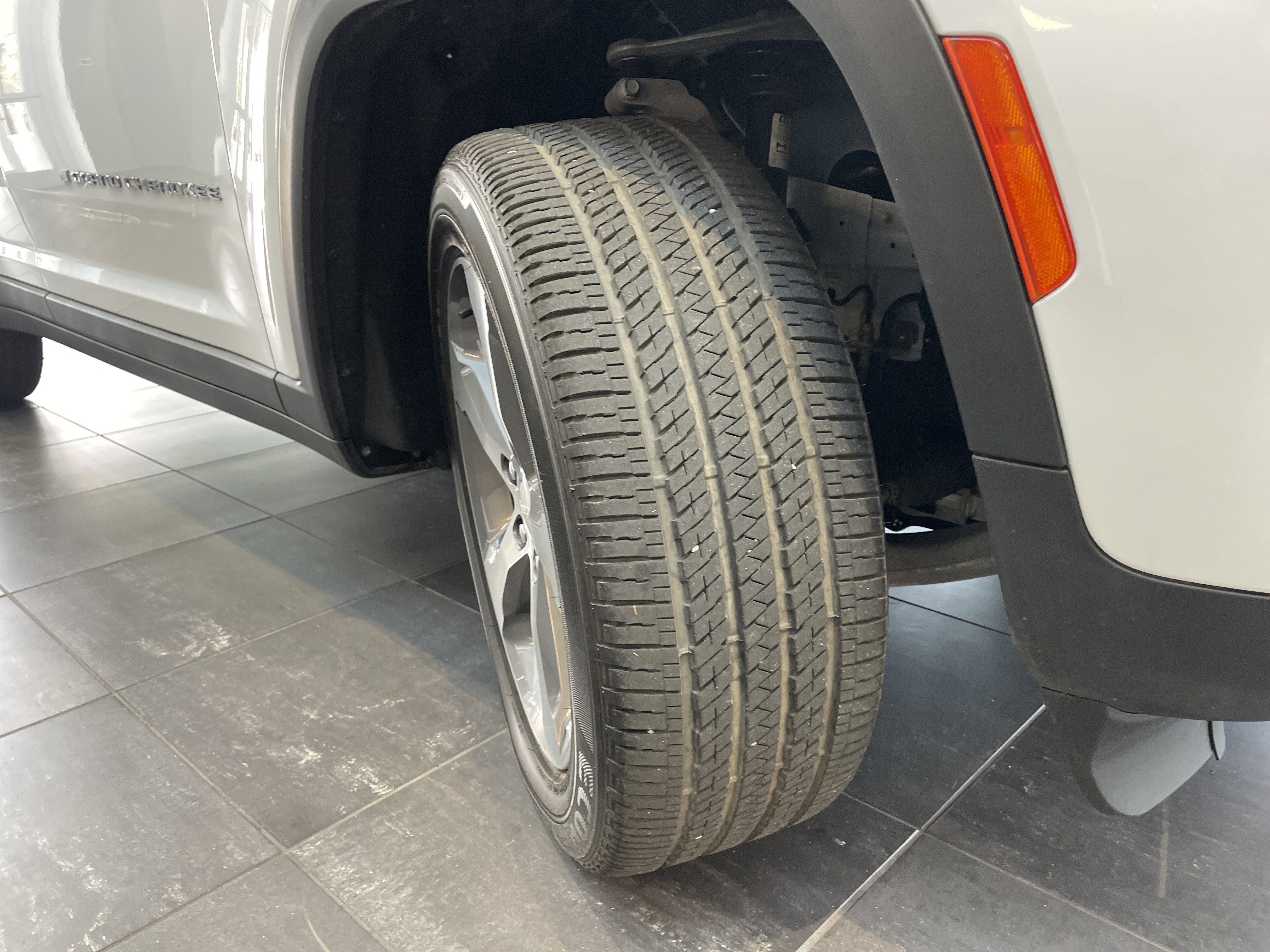 Used 2023 Jeep Grand Cherokee Limited AWD/4WD image 13