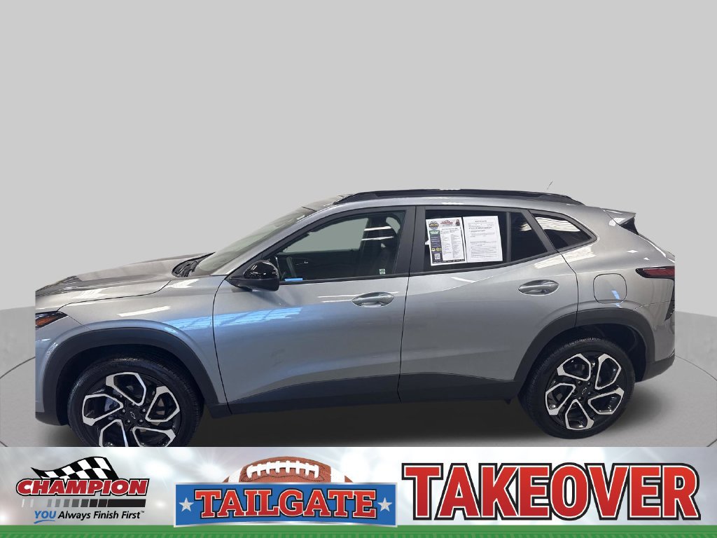 Used 2025 Chevrolet Trax RS w/ Sunroof Package FWD image 2