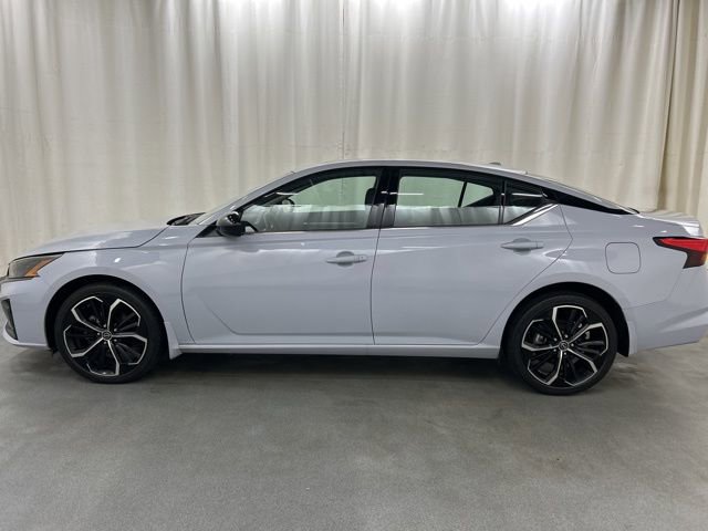 Used 2023 Nissan Altima 2.5 SR w/ SR Premium Package image 3