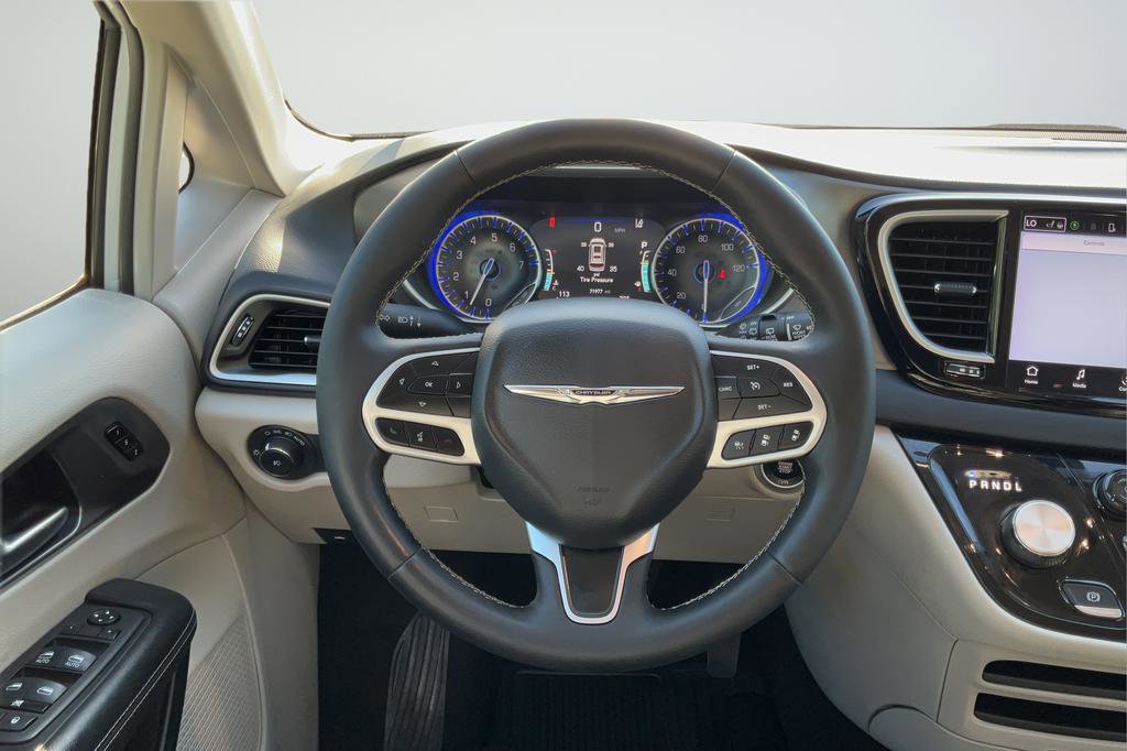 Used 2023 Chrysler Pacifica Touring-L FWD image 15