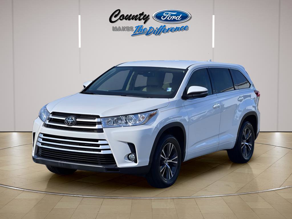 Used 2017 Toyota Highlander Plus FWD image 2
