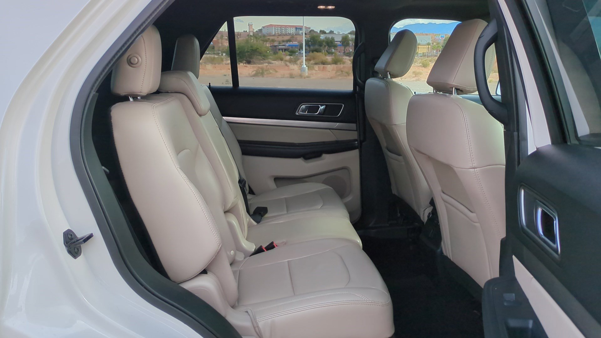 Used 2018 Ford Explorer XLT w/ Equipment Group 202A image 31