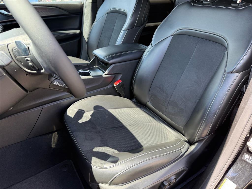 Used 2024 Jeep Grand Cherokee L Laredo AWD/4WD image 17