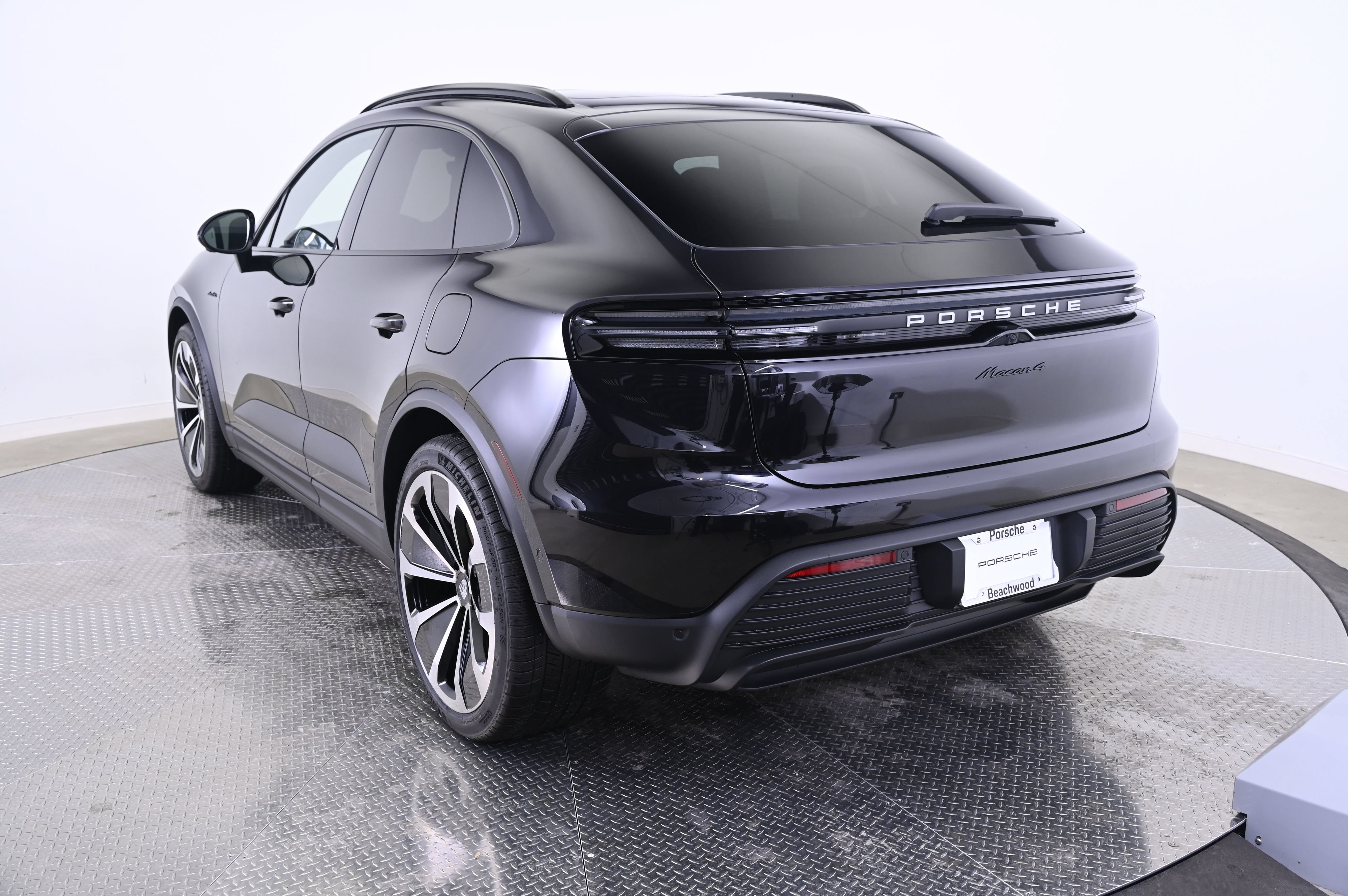 Certified 2025 Porsche Macan 4 Electric AWD/4WD image 3