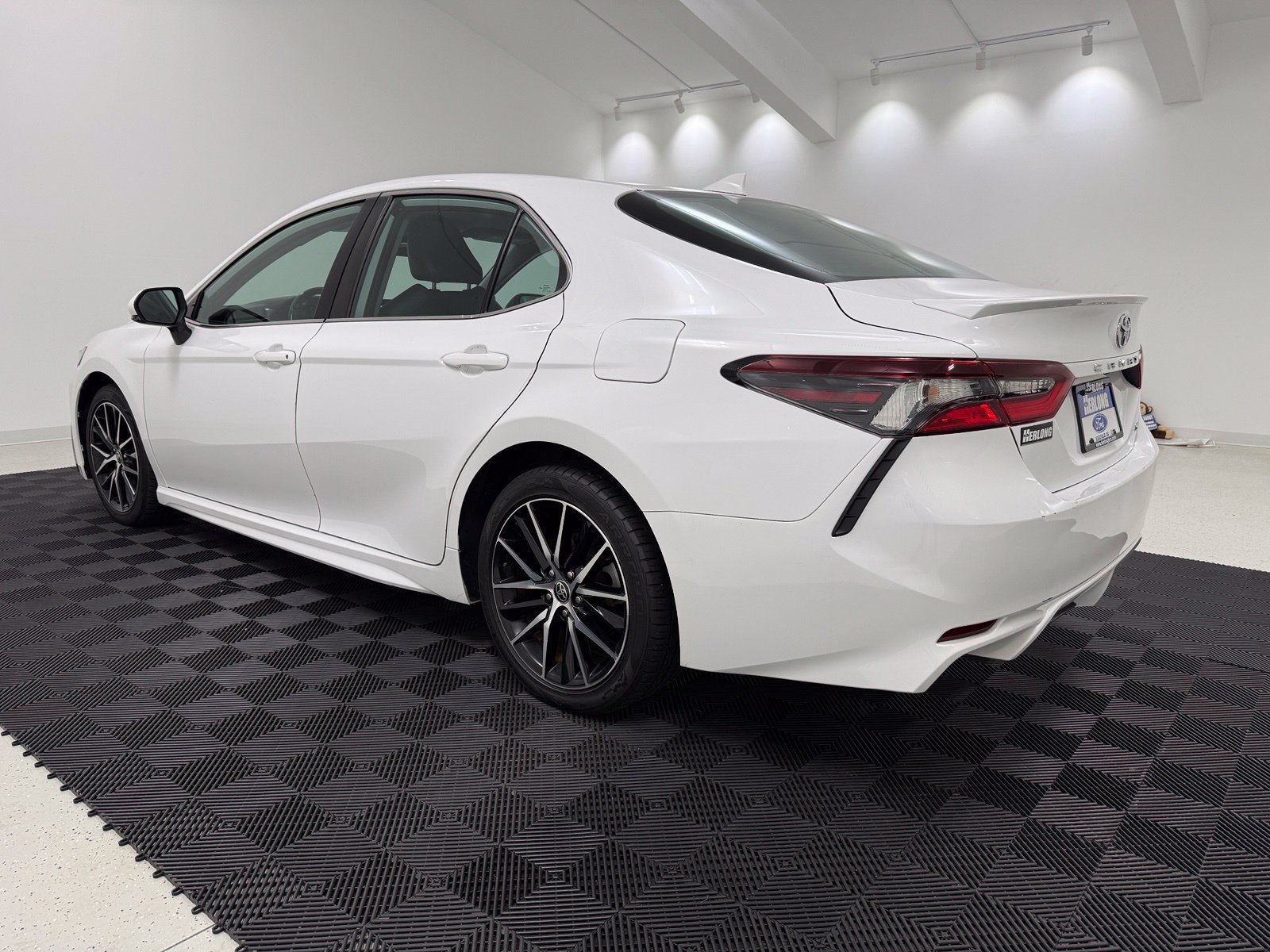 Used 2023 Toyota Camry SE FWD image 5
