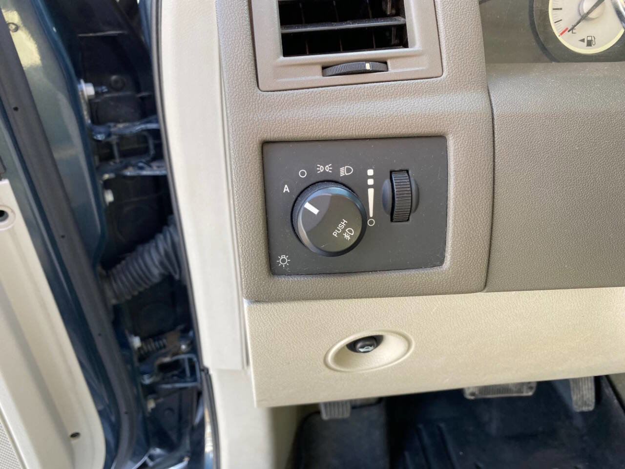 Used 2008 Chrysler 300 C w/ Protection Group II image 28