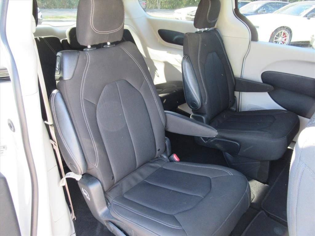 Used 2022 Chrysler Voyager LX image 27