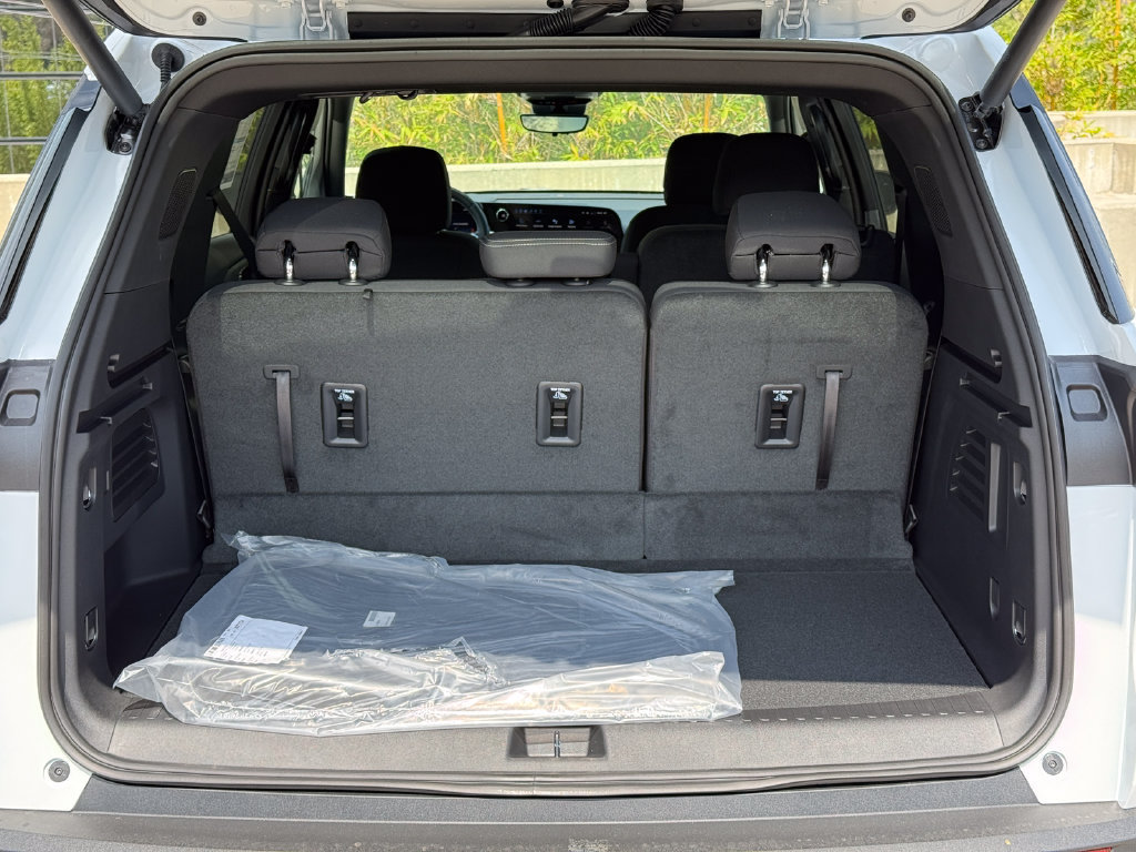 New 2026 Chevrolet Traverse LT w/ Midnight/Sport Edition AWD/4WD image 8