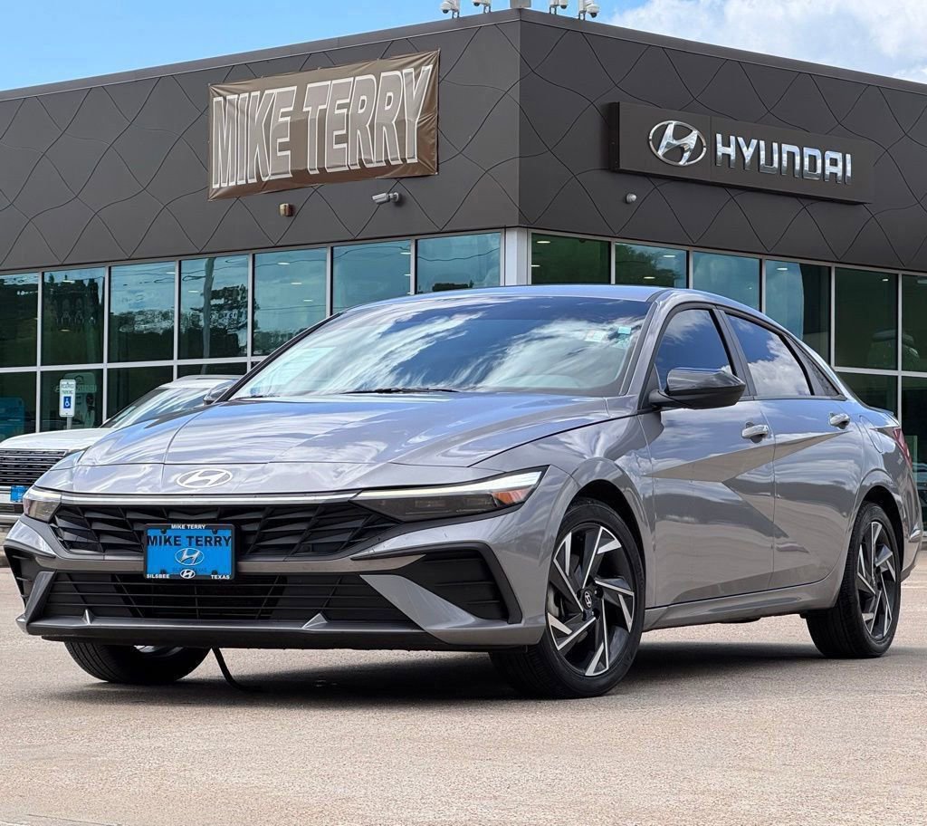 Used 2025 Hyundai Elantra Sport image 1