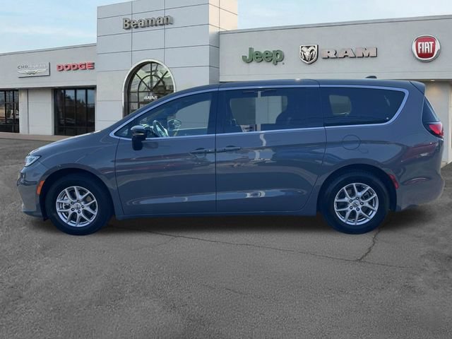 Used 2025 Chrysler Pacifica Select FWD image 4
