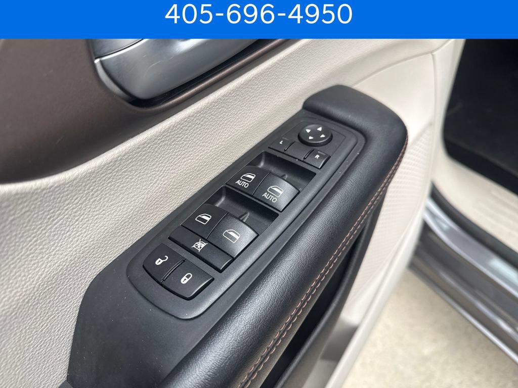Used 2018 Chrysler Pacifica Touring-L FWD image 11