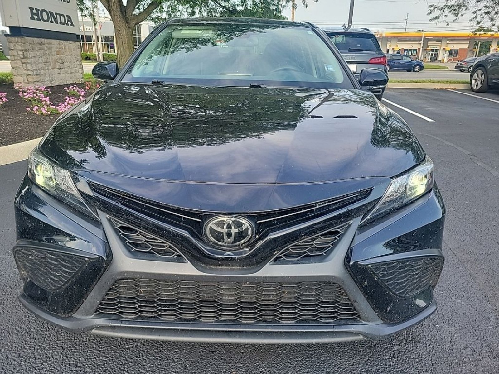 Used 2023 Toyota Camry SE w/ Convenience Package FWD image 3