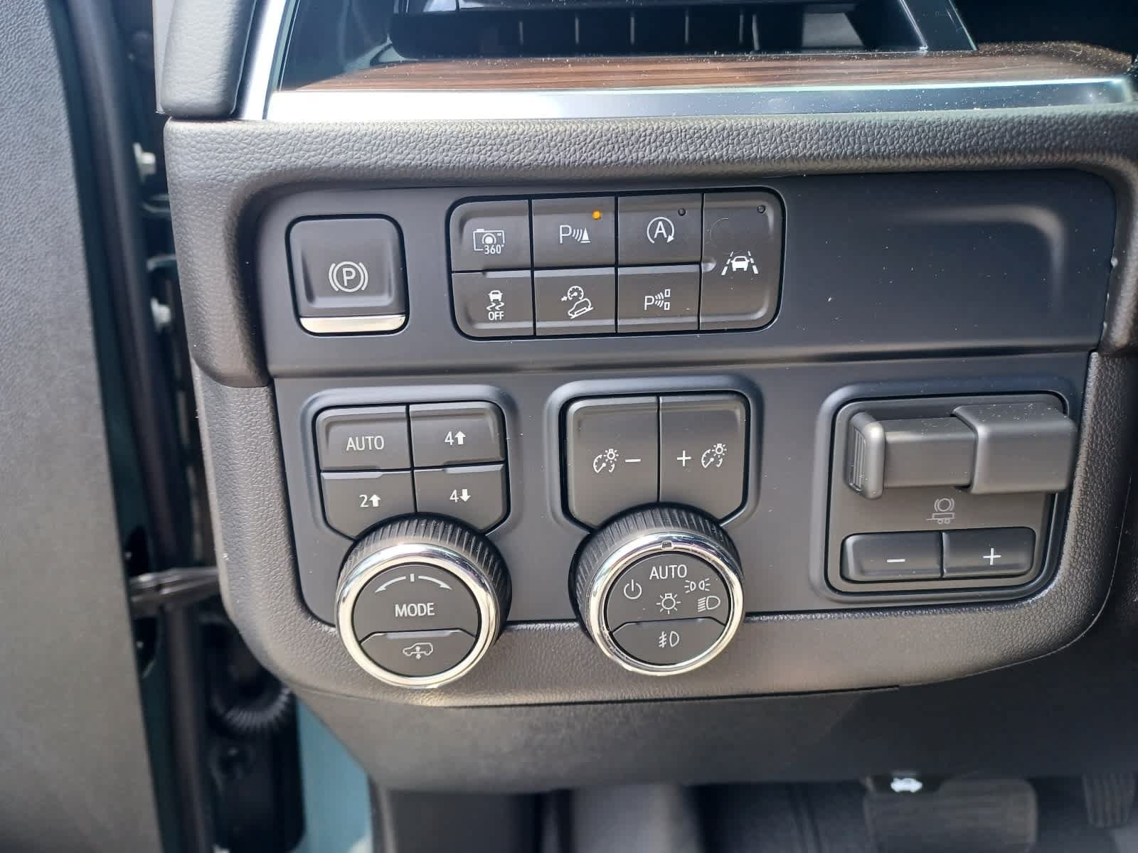 Used 2026 Chevrolet Tahoe Z71 w/ Z71 Off-Road Package AWD/4WD image 16