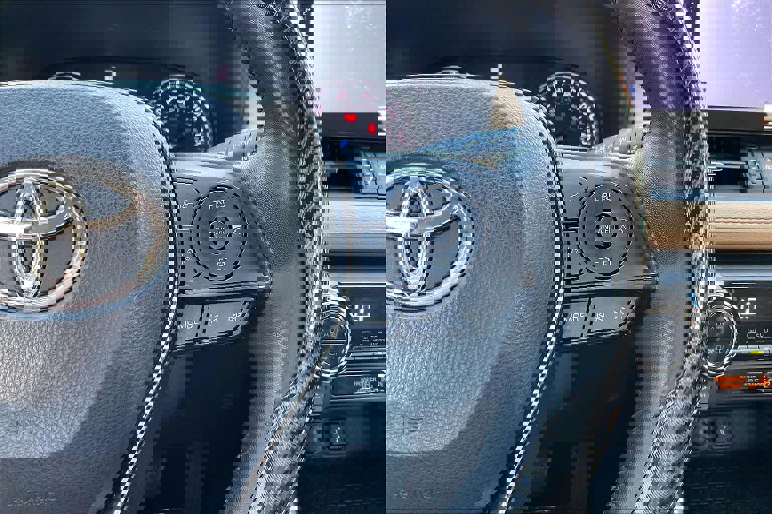 Used 2022 Toyota RAV4 XLE Premium image 19